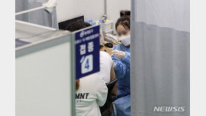 ‘백신패스’ 도입 만지작…미접종 550만명 반발 어쩌나