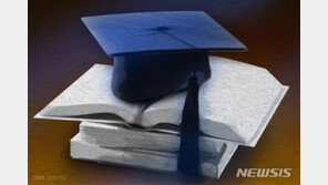 ‘수업 안 나와도 A+’ 특혜 학위 조선대 교수 父子 징역형 집유