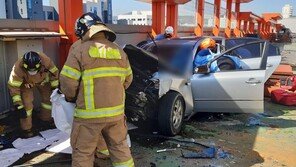 아파트 공장 6층서 쏘나타 추락…옆 건물 3층 옥상 떨어져 운전자 골절