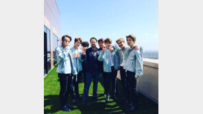 LA에 BTS음악 울려퍼지던 그날, 무대 뒤에서 눈물 흘렸던 한 사람