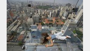 허공에 누운 듯… 브라질 상파울루 150m 높이 유리 전망대