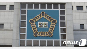 지인 흉기로 찔러 숨지게 하고 “피해자가 자해” 주장한 50대 징역 4년