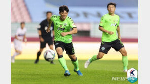 ‘김보경 결승골’ 전북, 퇴장 악재 딛고 강원에 1-0 승리