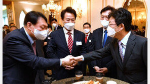 尹측 “삿대질 가짜뉴스 그만”, 劉측 “천안함 막말 특보위촉, 무속인 지령인가”