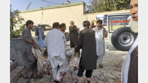 아프간 쿤두즈 모스크서 기도중 ‘쾅’…“자폭 테러로 최소 50명 사망”