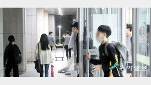 밤 10시만 되면 회사에 다시 출근하는 20대 계약직… 왜? 