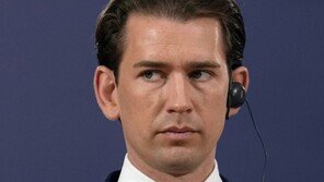 ‘세계 최연소 정상’ 쿠르츠 오스트리아 총리 사임…부패의혹 檢수사에 백기