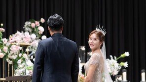 ‘10월의 신부’ 이연두, 듬직한 신랑과 함께한 본식 화보 공개