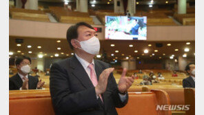 성경책 들고 교회 간 윤석열…1시간 예배·찬송가 불러