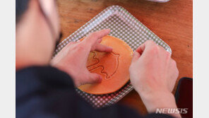 ‘오징어게임’ 흥행에 달고나 떴다…핼러윈용 의상·가면도 불티