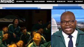 오징어 게임 인기 어디까지…美평론가 트레이닝복 입고 뉴스 진행