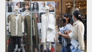 쌀쌀한 가을날씨에 두툼한 겉옷 진열