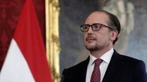 오스트리아 신임 총리 취임…‘부패 혐의’ 쿠르츠 사임 이틀만