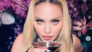 ‘63세’ 마돈나, 글래머 몸매 강조한 란제리룩…강렬한 섹시미 