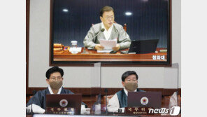 장관들 한복 차림 국무회의…文 “한복 입고 모이는 일상 빨리 오기를”
