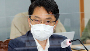 “꾸벅꾸벅 조는거냐”…최저임금위원장 국감장서 뭇매