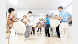 사투리로 익살 번뜩… 그림으로 손주사랑… ‘어르신 예술’ 활짝  