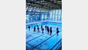 ‘컴백’ 세븐틴, 13인13색 단체사진 공개…한계없는 콘셉트