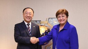 홍남기 “11월 단계적 일상 회복 추진…통화정책 정상화 과정”