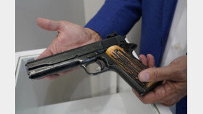 알카포네 애장 권총, 10억원에 낙찰…“20세기 총기 중 최고가”