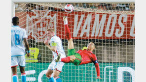 호날두 해트트릭에 포르투갈 5-0 완승