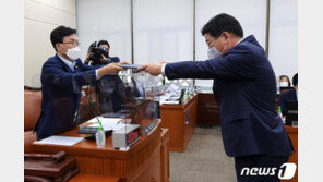 국민연금 국감서 ‘일산대교’ 공방…“턱 괴고 질의듣나” 반발도