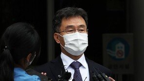 구속 면한 김만배 “자숙·자중하고 겸손하게 수사 임할 것”