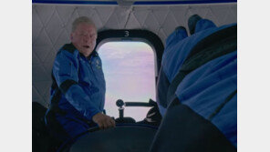 ‘스타트렉’ 함장 샤트너, 90세 ‘최고령 우주인’ 올라 