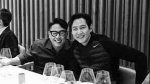 윤종신, ‘오징어 게임’ 이정재와 친분 자랑 “간직하던 사진” 