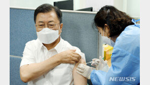文대통령 부부, 화이자 ‘부스터 샷’…이달 말 해외순방 고려