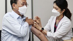 文 대통령 부부, 화이자로 부스터샷 접종…“해외순방 준비”