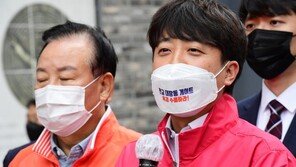 마산 찾은 이준석, ‘대장동 게이트 특검 촉구’ 1인 도보 시위