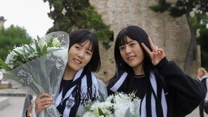 묵묵부답 출국 이재영-다영, 구단 환대받으며 그리스 도착