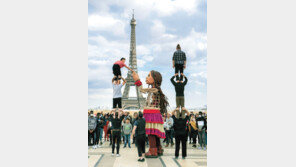 파리 도착한 시리아 난민 소녀 상징 ‘리틀 아말’