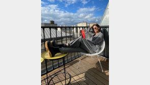 ‘59세’ 데미 무어, 늘씬한 몸매+동안 미모 뽐내며 독서 삼매경 