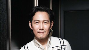 이정재, NYT 인터뷰 “‘오징어게임’ 이타주의에 관한 이야기”