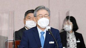 이재명 “흐흐흐”, ‘국민 모독’ 野비판에…李측 “비웃는 웃음 아냐”