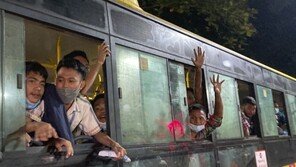 품으로 돌아온 가족들…미얀마 군정부, 5600여 명 석방
