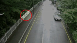 유동규가 내던진 휴대전화, 쓱 주워간 ‘우산 속 남자’ 정체