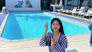 한예슬, 수영장서 즐긴 힐링의 시간…가운 입고 미소 활짝