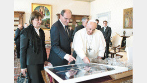 ‘축구광’ 교황, 메시 유니폼 받곤 ‘활짝’