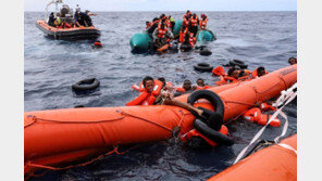 ‘생명줄’ 튜브에 매달려… 구조 기다리는 보트 난민