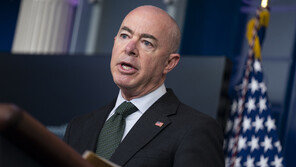 미국 국토안보부 장관 코로나19 확진…돌파 감염