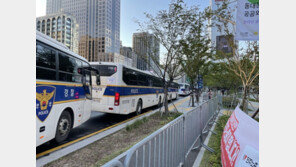 광화문 ‘간(干)자 차벽’ 설치 시작…“길 막혀 지각” 불편 호소도