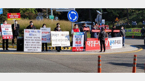 “돈 받은자가 범인” vs “특검 거부자가 범인”…경기도청 앞 시끌