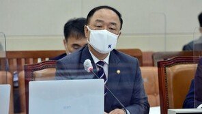 홍남기 “유류세 인하 검토…다음 주께 발표 예정”
