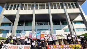 “원주민은 호구였다” 국감장 앞 대장동 주민들-이재명 지지자 뒤엉켜  아수라장