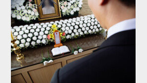 백신 맞고 숨진 母의 마지막 선물, 父 영정사진 밑에…