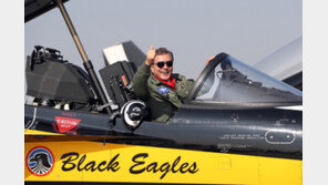 文대통령, 최초 국산전투기로 영공비행…‘엄지 척’