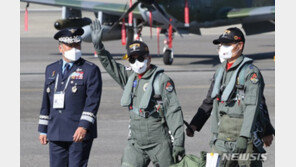 FA-50타고 등장한 문 대통령…“국산 전투기 우수성 몸소 시연”
